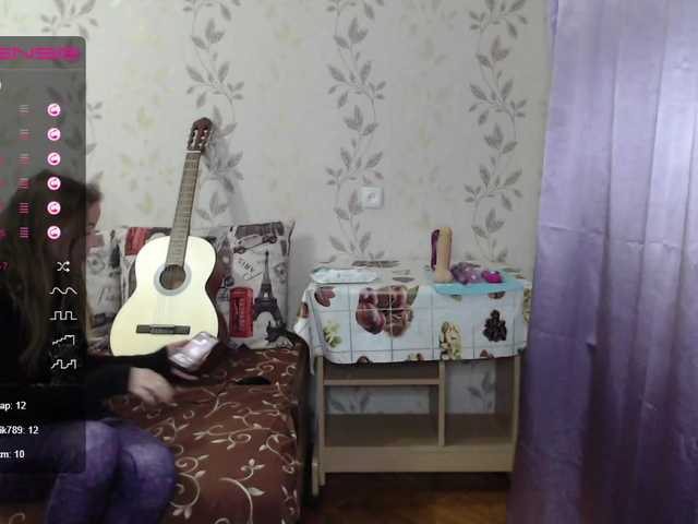 Live sex webcam photo for Alenushka888 #245495505