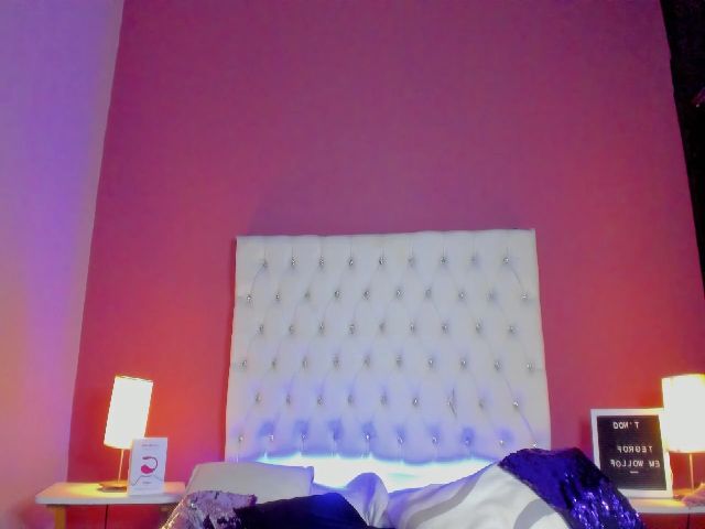 Live sex webcam photo for HaileyVans #256689722