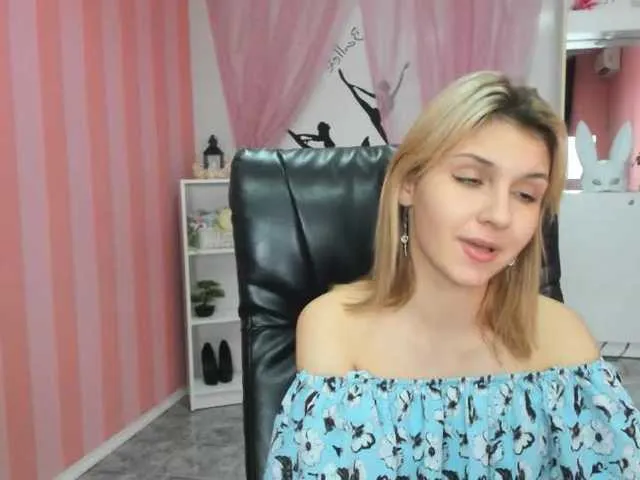 Live sex webcam photo for SexyyFoxyy #240955355