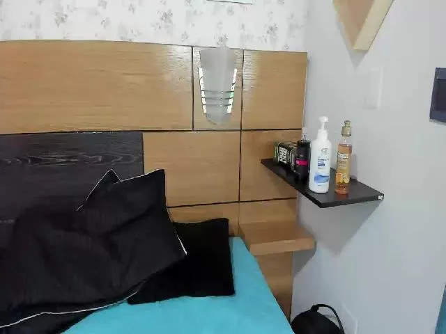 Live sex webcam photo for Kloemss #254154228