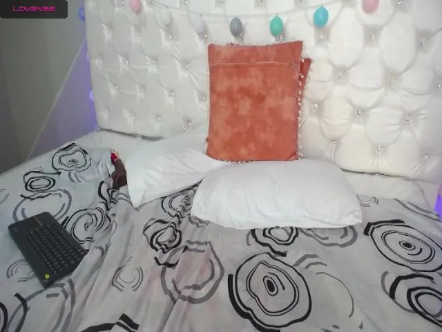 Live sex webcam photo for NoemiDavis #253885108