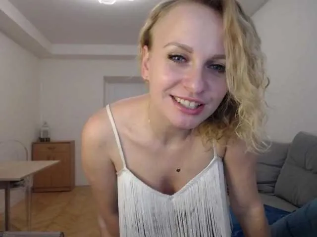 Live sex webcam photo for YummyLilya #243688529
