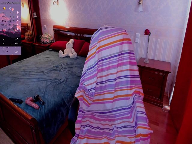 Live sex webcam photo for VictoriaJons5 #253415136