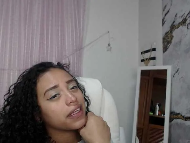 Live sex webcam photo for Angeluxxx #241252374