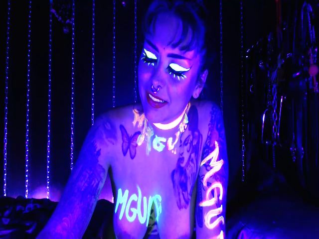 Live sex webcam photo for Goth_stripper #252731415