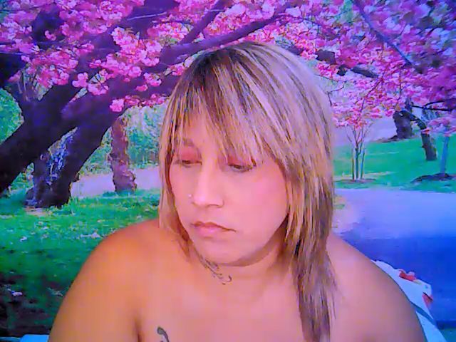 Live sex webcam photo for Roxyfoxy69 #255294471