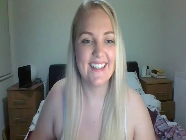 Live sex webcam photo for JessyLou #253911662