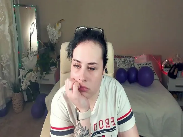 Live sex webcam photo for SerahMirabeli #252441347