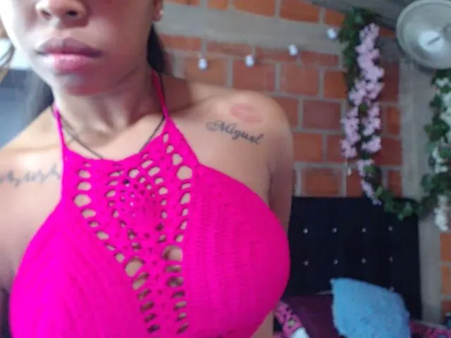 Live sex webcam photo for Hot_nia69 #261416882