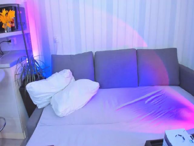 Live sex webcam photo for AwesomeRoxy #254778119