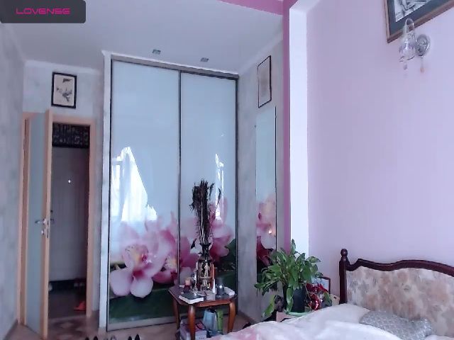 Live sex webcam photo for JuliannaLux #258067525