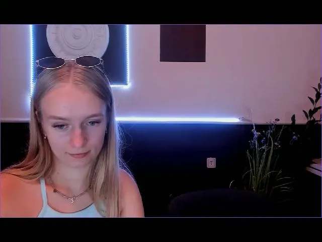 Live sex webcam photo for BeautiAmber #259127317