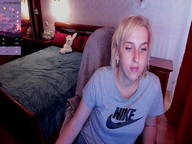 Live sex webcam photo for VictoriaJons5 #252800920