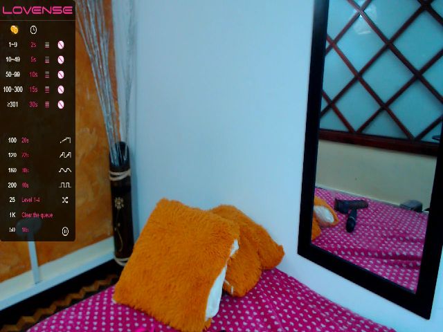 Live sex webcam photo for KellyJhons #257353304