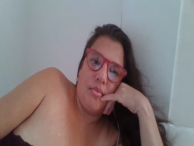 Live sex webcam photo for SweetLola01 #264463910