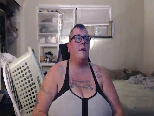 Live sex webcam photo for PunkChick420 #256726207