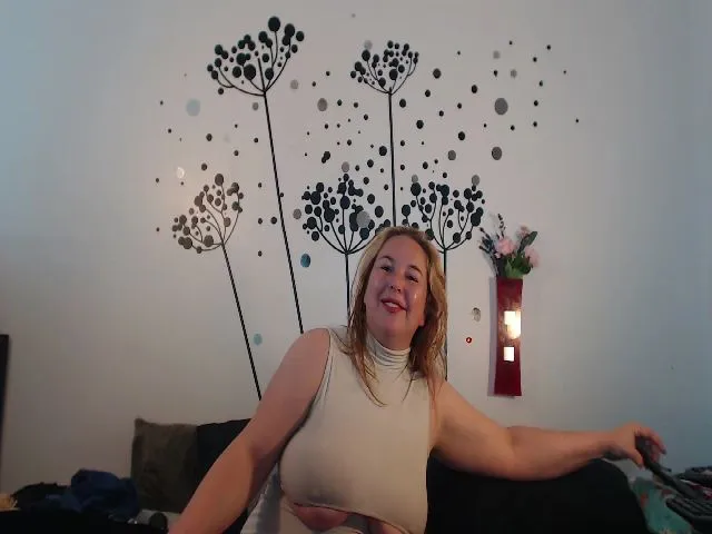 Live sex webcam photo for voluptuousDDD #256001399