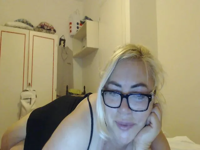 Live sex webcam photo for LedyLinda #261596954