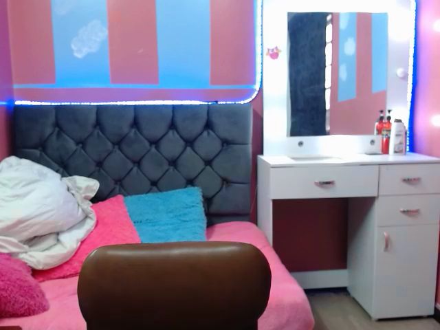 Live sex webcam photo for Miiaafox #258729531