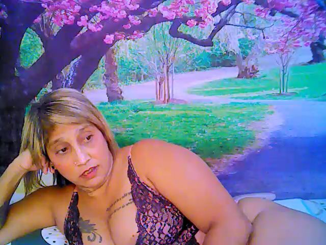 Live sex webcam photo for Roxyfoxy69 #253626805