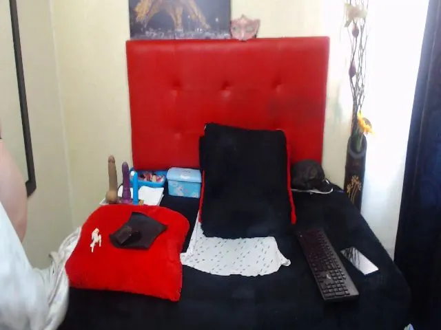 Live sex webcam photo for Crazyqueen01 #253104247