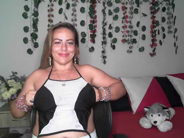 Live sex webcam photo for sexy-ashley07 #254942523