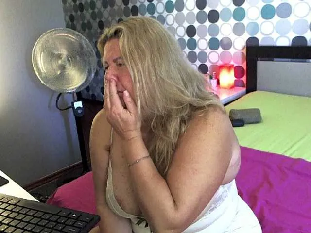Live sex webcam photo for come2mom #243085127