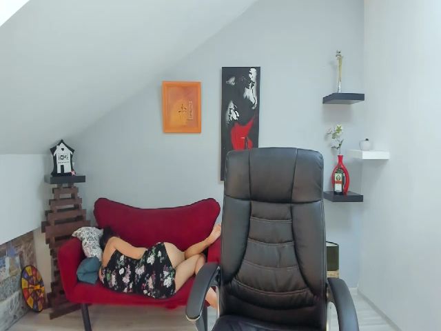 Live sex webcam photo for LizzieBrie #253370945