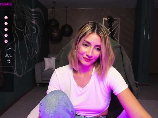 Live sex webcam photo for GigiElliot #240964989