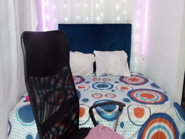 Live sex webcam photo for April_tayylor #256093808