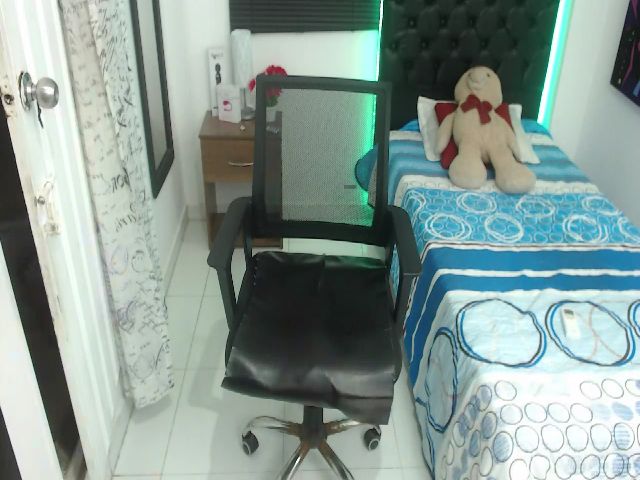 Live sex webcam photo for Andrea_acker #258796816