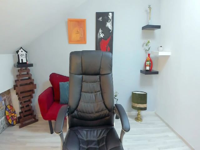 Live sex webcam photo for LizzieBrie #255291157