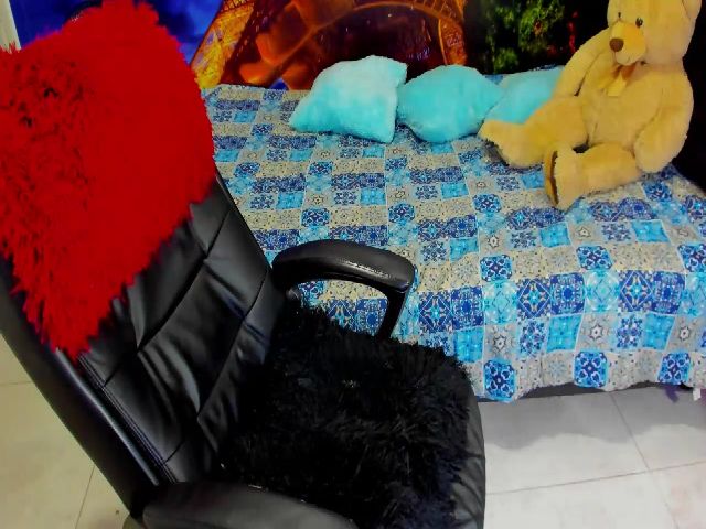 Live sex webcam photo for Miarose_1 #260319676