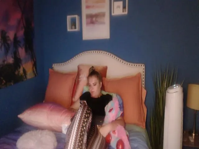 Live sex webcam photo for SnowWhiteXxxx #260395708