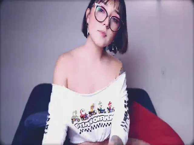 Live sex webcam photo for Petit_Haze #261141973