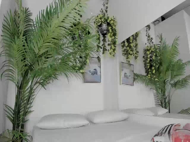 Live sex webcam photo for Anahi_18 #256810230