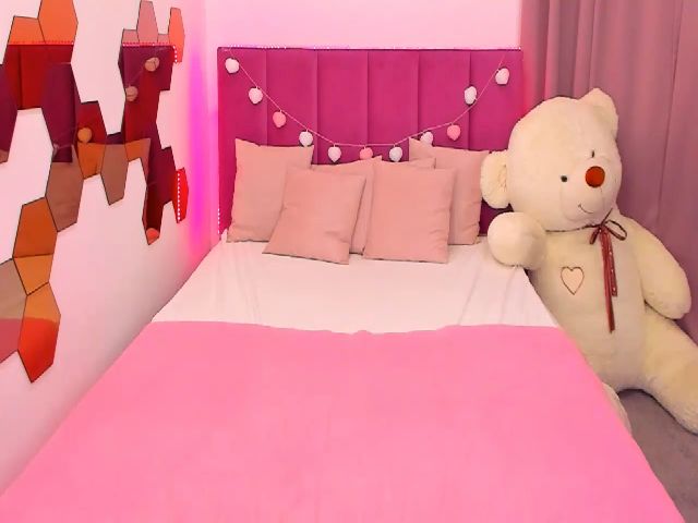 Live sex webcam photo for RedCat18 #256042884