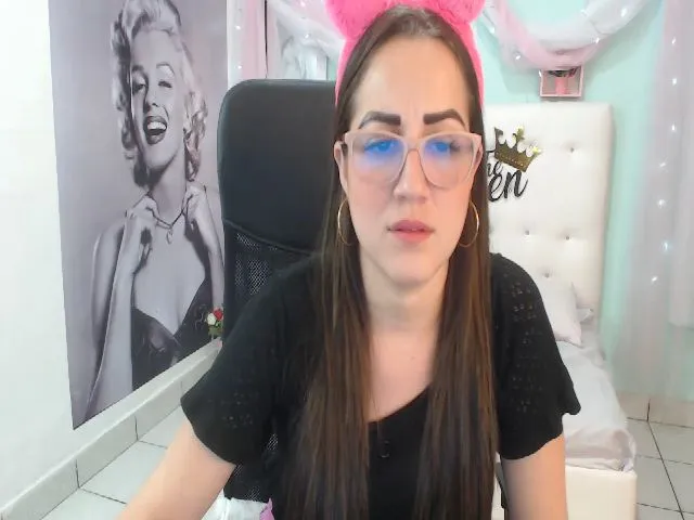 Live sex webcam photo for Miaqueen69 #263339243