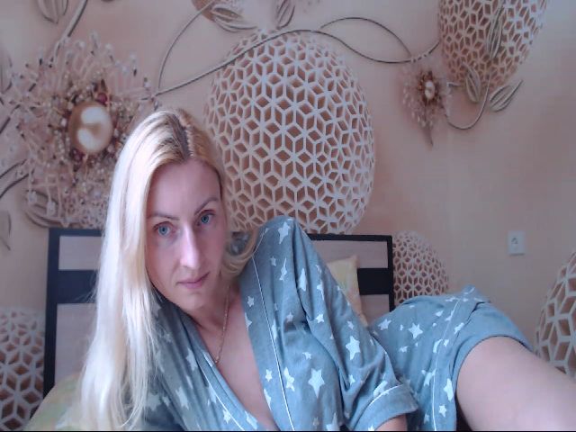 Live sex webcam photo for MeltingJulia #265536177