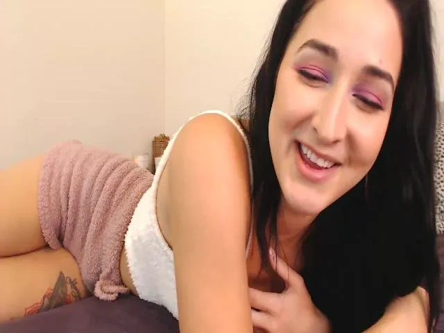 Live sex webcam photo for KaylenPeach #256041030