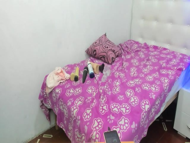 Live sex webcam photo for sexyfox_18 #255810404