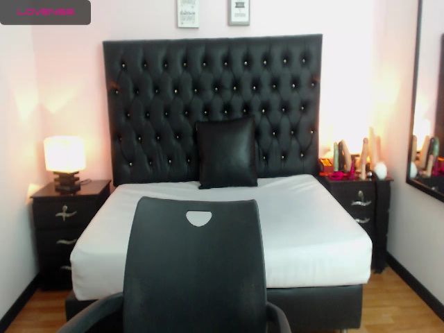 Live sex webcam photo for Shantal_19 #252275258