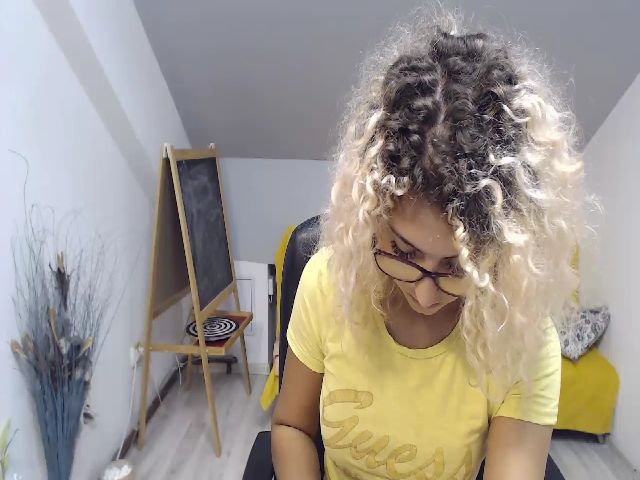 Live sex webcam photo for CurlyBella #261122968