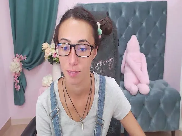 Live sex webcam photo for amyjune01 #260683364