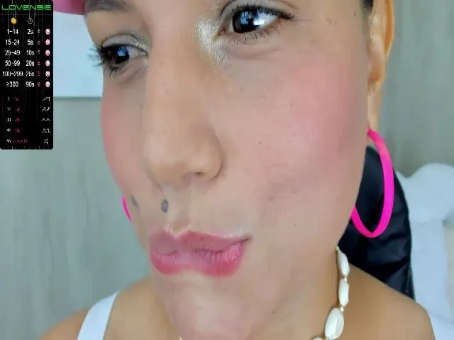 Live sex webcam photo for Jimena_saenz #256091863