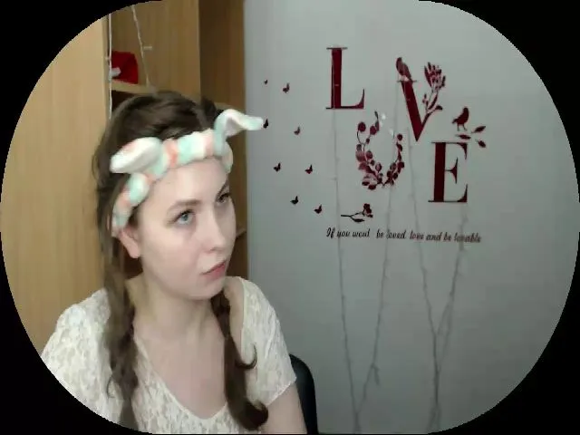 Live sex webcam photo for MollyMey #253590277