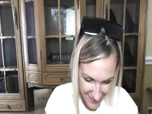 Live sex webcam photo for MiliEsiens #253692918