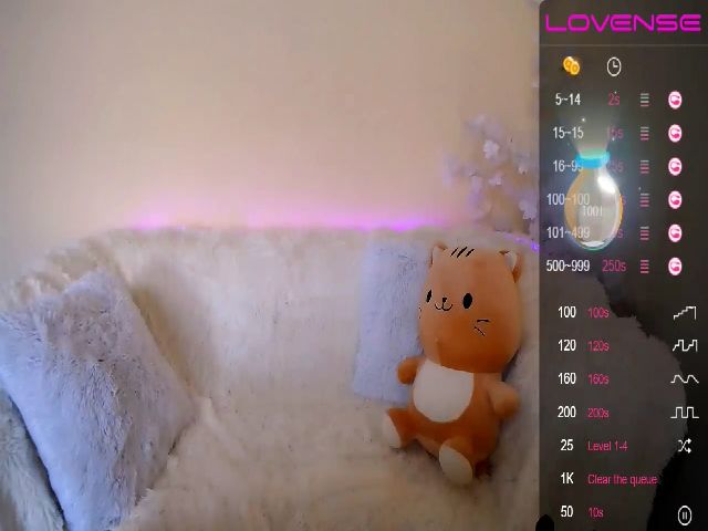 Live sex webcam photo for HarleyQuinnX_ #255956398