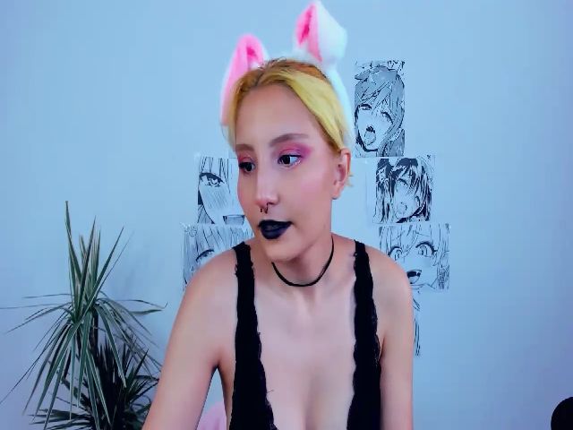 Live sex webcam photo for KarenIo #264163328