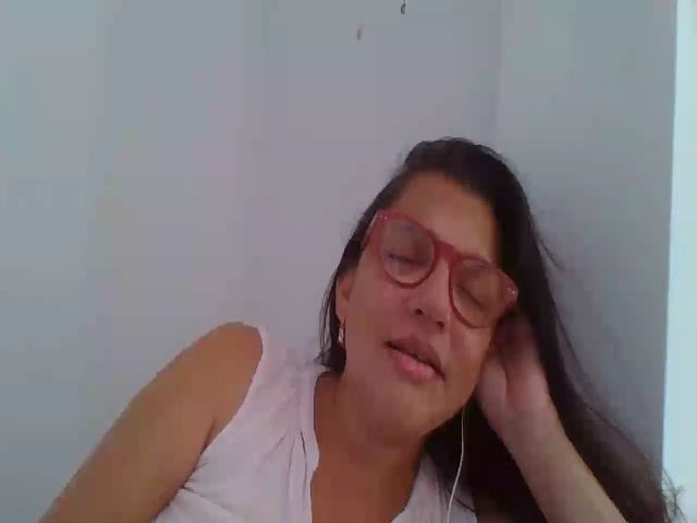 Live sex webcam photo for SweetLola01 #254541395